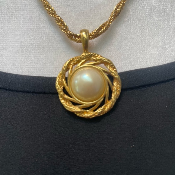 Vintage Monet Gold-Tone Rope Chain w/ Faux Pearl Pendant 1980s Classic - Picture 2 of 7
